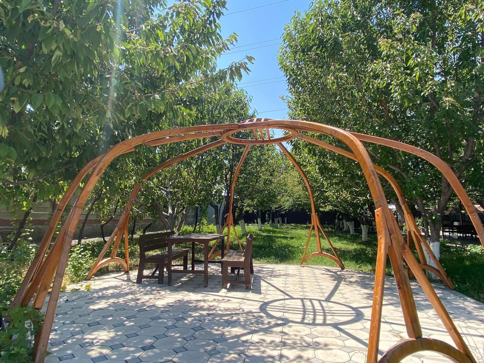 Sunny Hostel Osh Exterior foto